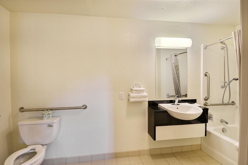 Travelodge By Wyndham Brattleboro Vt Room photo